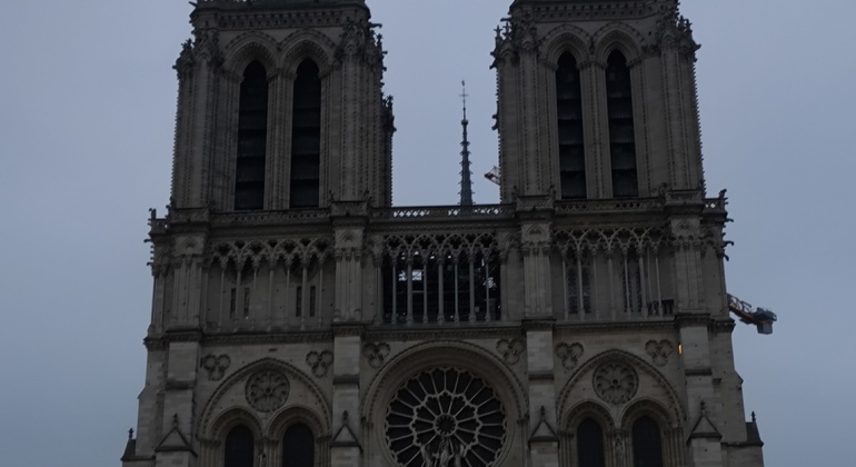 discover-the-historic-essential-paris-es-3