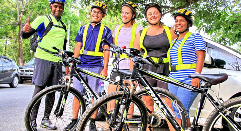 Scoprire Colombo in bicicletta al mattino