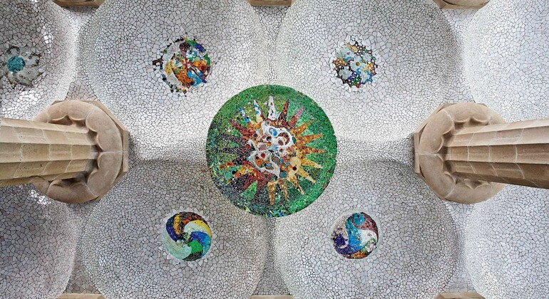 explore-park-guell-on-foot-es-2
