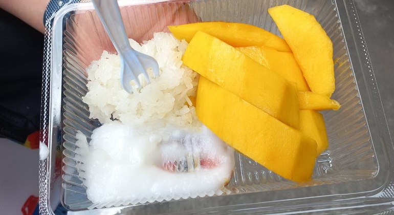 Mercado Flutuante de Banguecoque Comida local autêntica e passeio de barco Tailândia — #21