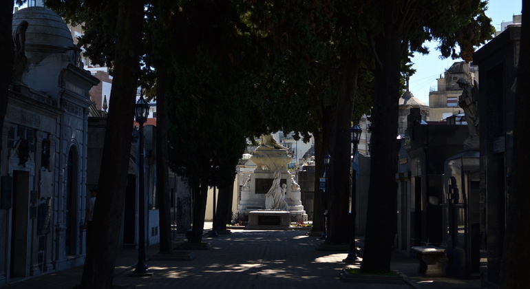 recorrido-por-el-cementerio-de-la-recoleta-es-1
