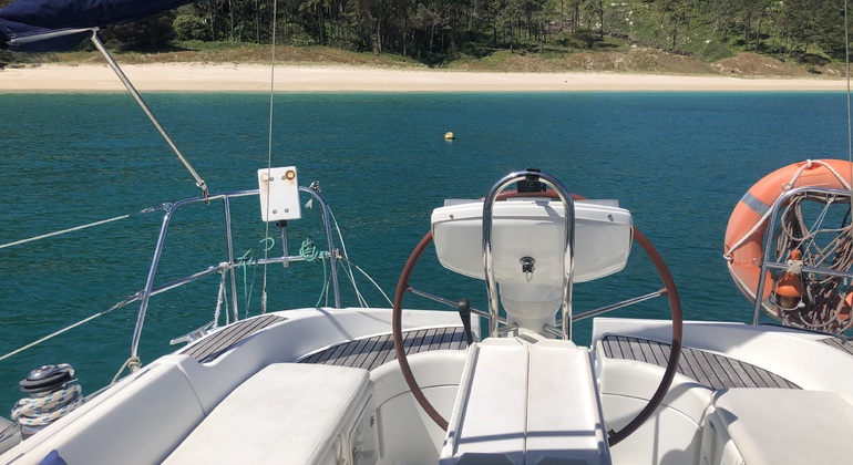 tour-en-barco-velero-privado-islas-cies-ria-de-vigo-es-9