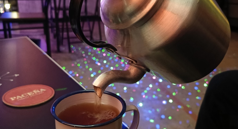 Bolivianisches Straßenessen und Nachtschwärmer