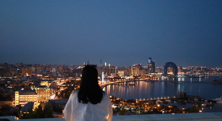 Visita guiada gratuita às vibrações nocturnas iluminadas de Baku Azerbaijão &mdash; #4