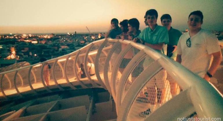 Passeio pedestre ao pôr-do-sol nos telhados de Sevilha Espanha — #3