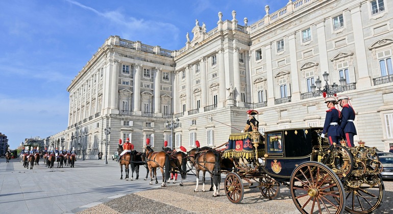Madrid Free Tour: Austrias, Almudena, Palacio Real - Guías Locales Operado por Madrid Infinita