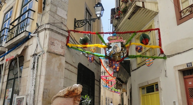 explore-lisbons-heart-alfama-to-st-georges-castle-es-1