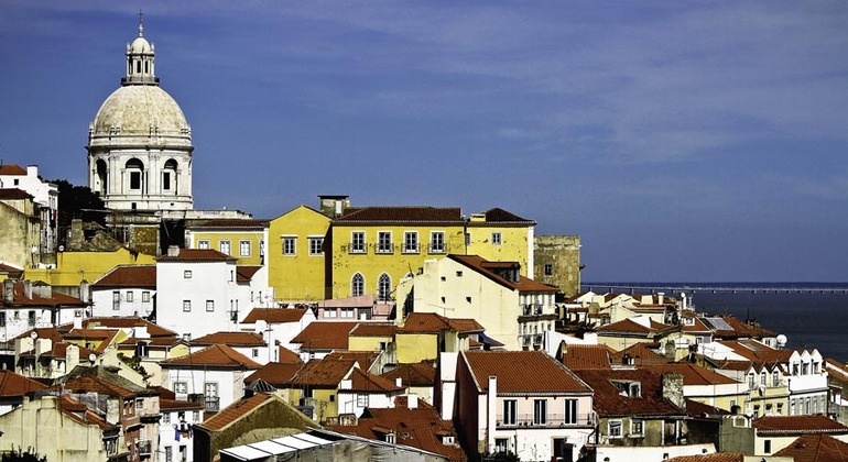 explore-lisbons-heart-alfama-to-st-georges-castle-es-2