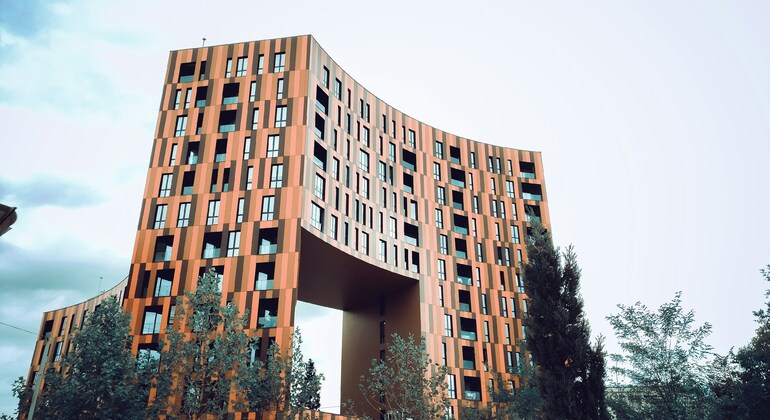 Descubra Tirana: Un Paseo por la Historia y la Cultura Albania — #2