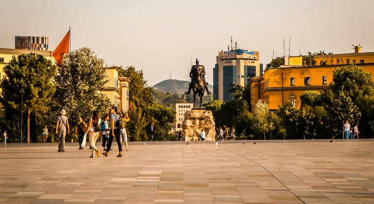 Descubra Tirana: Un Paseo por la Historia y la Cultura Albania — #3