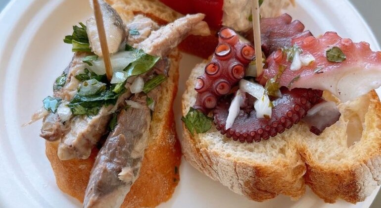 Porto Bites & Banter au marché de Bolhão Visite libre Fournie par Sean K