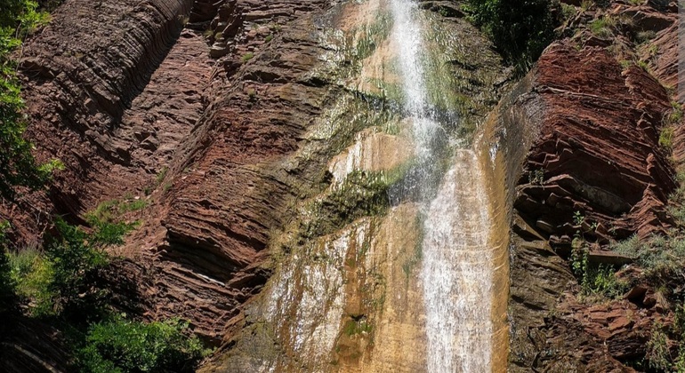 Tirana Abenteuer: Burg Petrela, Seilbahn & Wasserfall