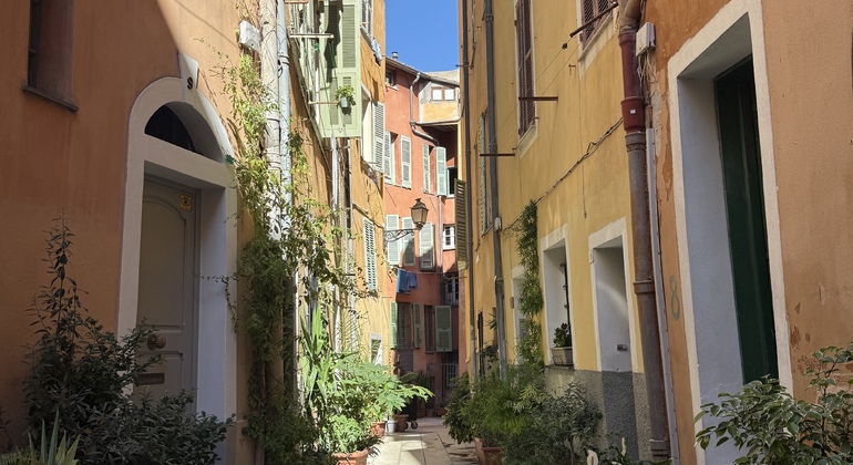 discover-centuries-of-history-in-old-nice-en-9