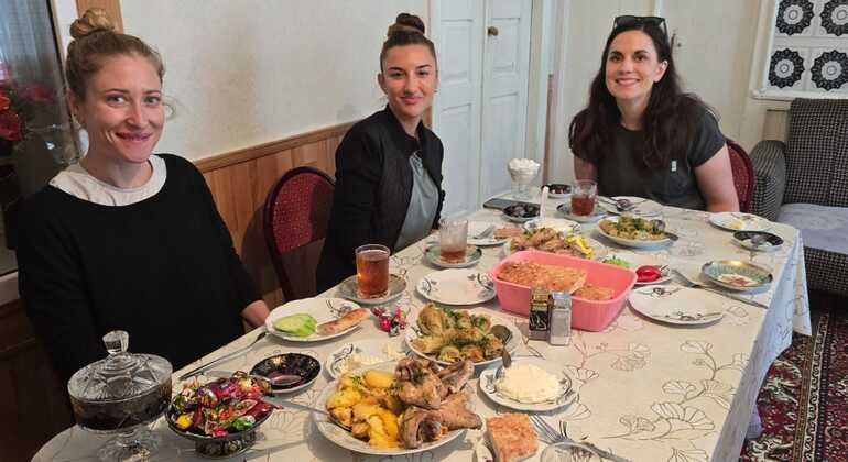 Aserbaidschanisches Essen entdecken: Ein lokales Festmahl Bereitgestellt von Ramil