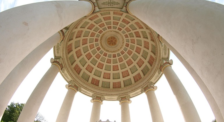 Surfeando la Ola: Estilo de Vida Muniqués en el Jardín Inglés Alemania — #5