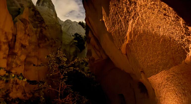 walk-like-a-monk-in-medieval-cappadocia-night-hiking-es-3
