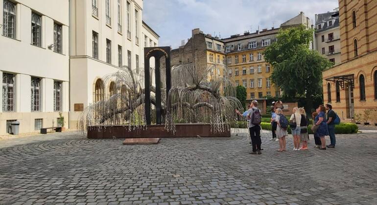free-jewish-quarter-tour-history-street-art-ruin-bars-es-1