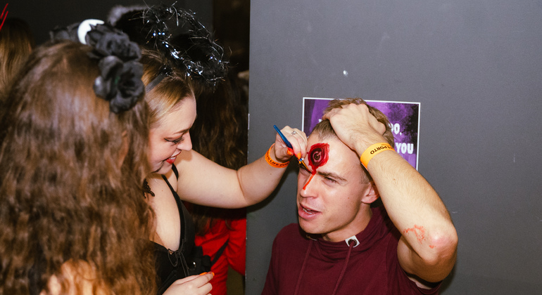 halloween-pub-crawl-bars-clubs-scary-games-drinks-es-1