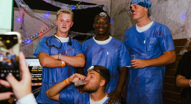 halloween-pub-crawl-bars-clubs-scary-games-drinks-es-3