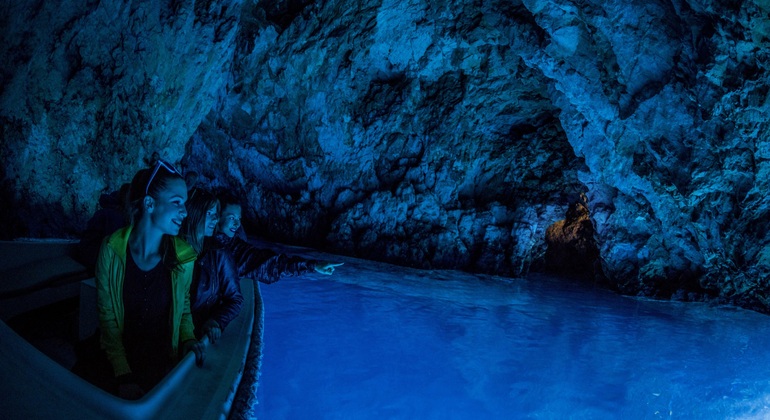 Excursão à Gruta Azul e às Seis Ilhas