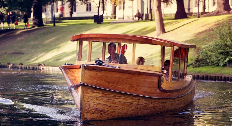 Histoires de Riga depuis le bateau sur le canal Fournie par Edgars