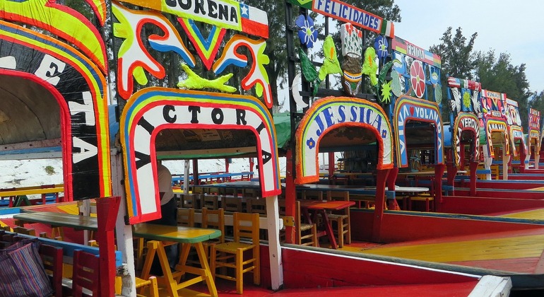 Descubre Xochimilco: Tradiciones y Trajineras