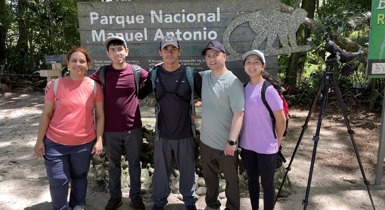 hike-see-animals-take-pictures-learn-about-manuel-antonio-en-1