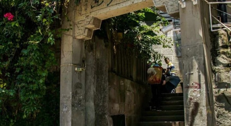 Arquitectura del terreno e historia colonial en un paseo cuesta abajo