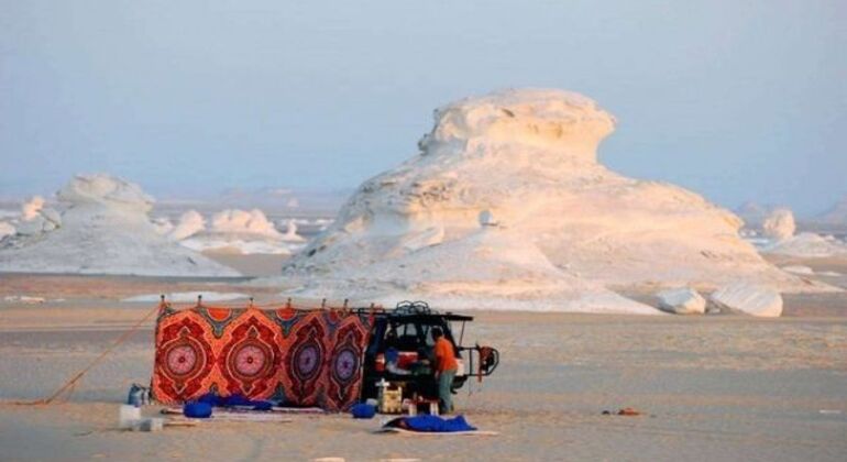 Desierto blanco y negro en el oasis de Bahariya