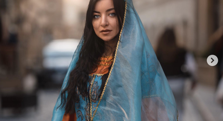 Old City of Baku Photo Walk in Traditional Azerbaijani Costume Azerbaijan — #2