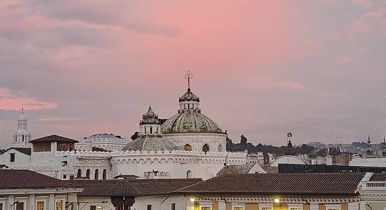 Quito de Noche: Techos, Atardeceres, Iglesias y Relatos Indígenas Ecuador — #10