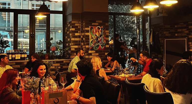 Baku Pub Crawl mit Einheimischen Bereitgestellt von Astra Travel