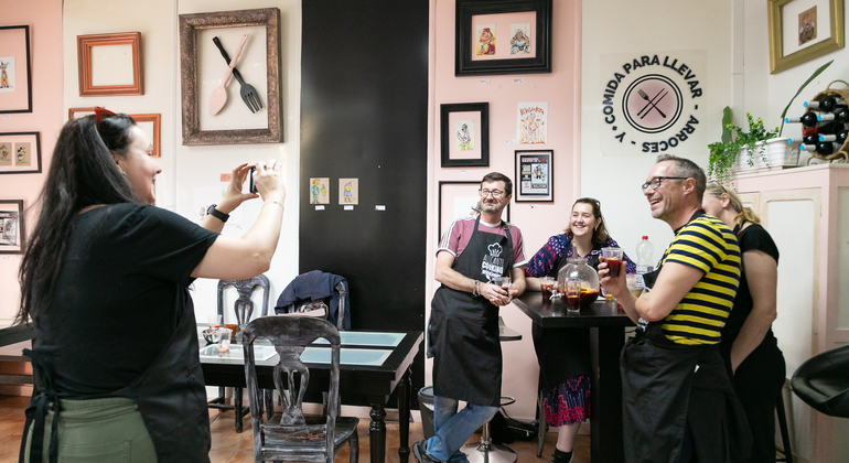 Clase de paella y sangría con tapas y visita al mercado Operado por Free Walking Tours Alicante