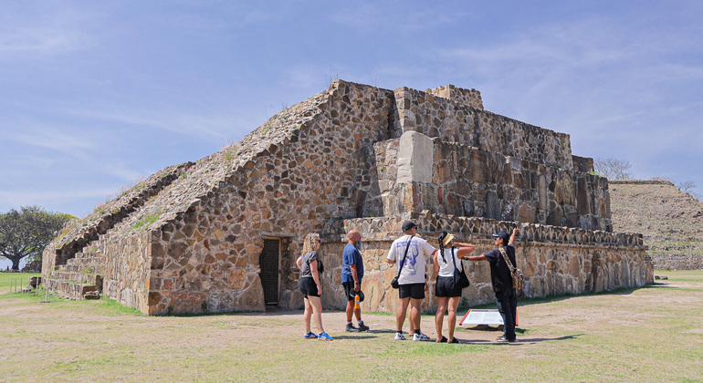 monte-alban-free-walking-tour-en-3