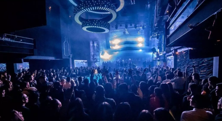 Roma: Tour della vita notturna con drink di benvenuto e ingresso VIP Italia — #4