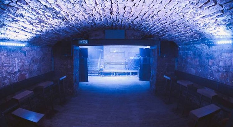 Edinburgh: Electric Mile Pub Crawl with Free Shots