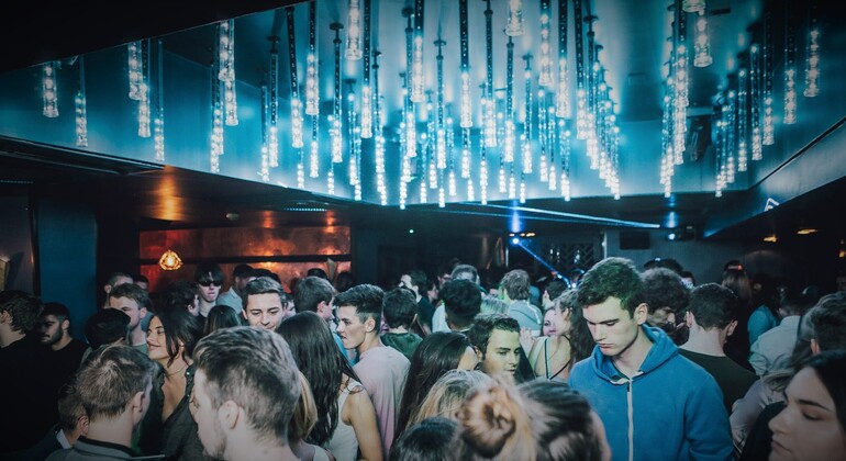 edinburgh-electric-mile-pub-crawl-with-free-shots-en-5