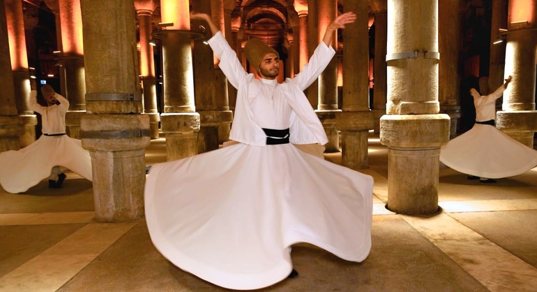Cérémonie des derviches tourneurs à la citerne de Binbirdirek à Istanbul