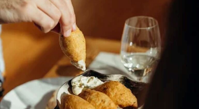 Mittagessen a la Carte & Besuch der Portweinkeller Bereitgestellt von Charming Tours