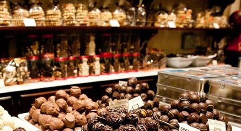 Brussels Tour in Spanish with Chocolate and Belgian Waffle Waffles Provided by BelgoTours