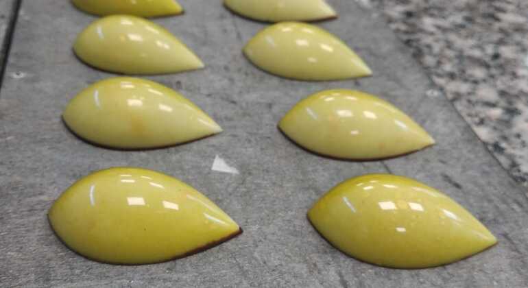 Brussels Tour in Spanish with Chocolate and Belgian Waffle Waffles Belgium — #4