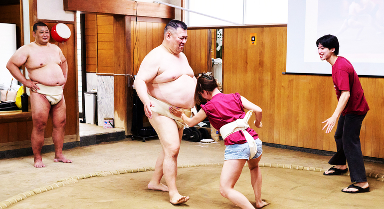 osaka-sumo-experience-with-live-show-audience-challenge-es-2