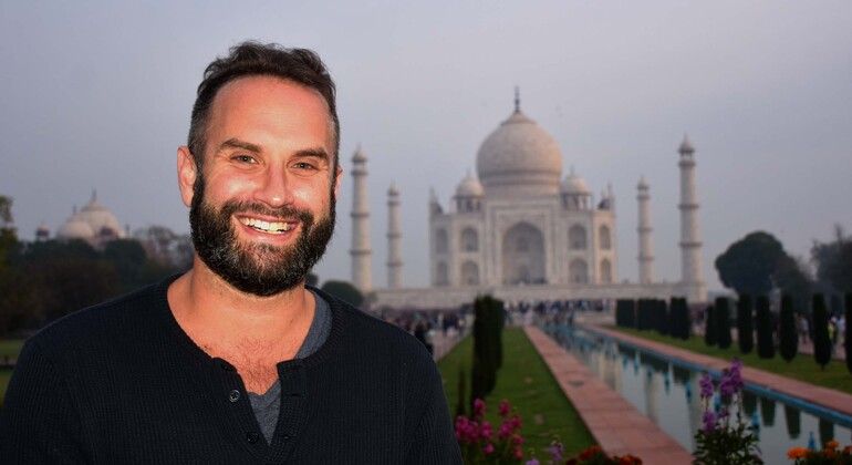 Tour del Taj Mahal all'alba in auto da Delhi Fornito da Paras Baghel