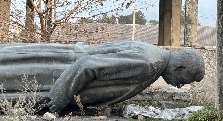 Visita gratuita: Tour della statua nascosta di Stalin Fornito da Zhana Odiashvili