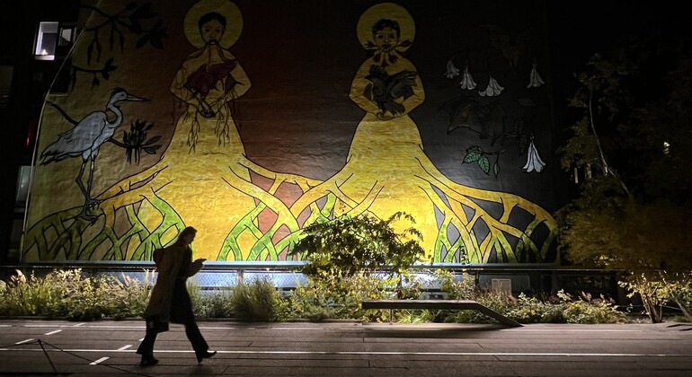 Free Tour NYC at night: The Highline Urban Hike Provided by NYC Free Tours
