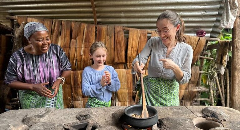Tour nocturno de leyendas urbanas y linternas de Moshi Tanzania &mdash; #24