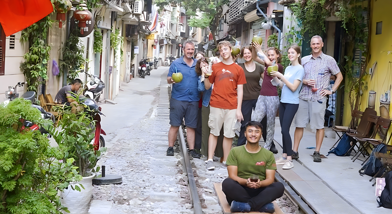 Visita libera di mezza giornata ad Hanoi Fornito da Travel With Local Guides