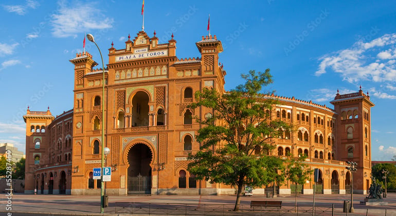 Madrid: Calle Alcalá Bullfighting History Free Tour