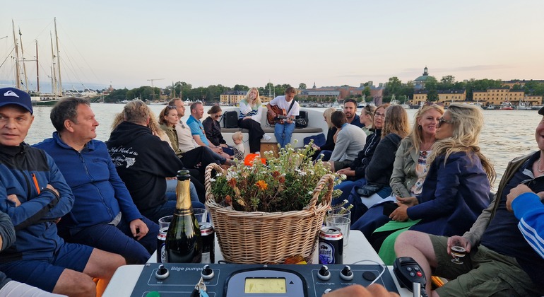 stockholm-by-land-sea-walking-tour-electric-boat-ride-en-2