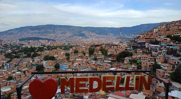 Comuna 13: Graffiti Free Tour & Street Food with Teleferic Colombia &mdash; #10